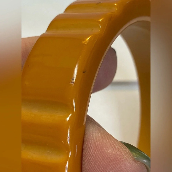 VINTAGE BAKELITE BANGLE IN BUTTERSCOTCH YELLOW - Picture 5 of 9